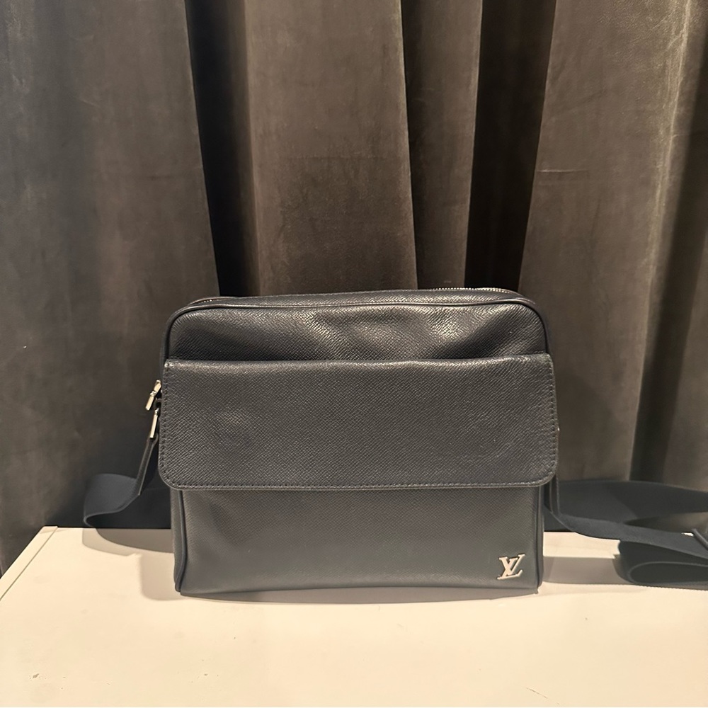 Louis Vuitton Alex Messenger PM Tiaga Leather - Picture 3 of 12